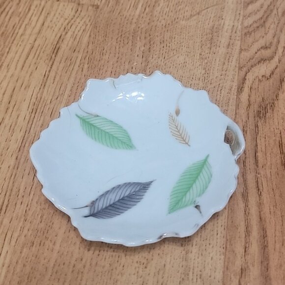 (2/$15) Cute Vintage Figural Leaf Plate 4" - Picture 1 of 3